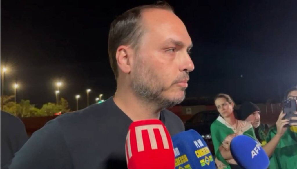 carlos-bolsonaro-questiona-prazos-do-stf-e-cita-relator-da-anistia