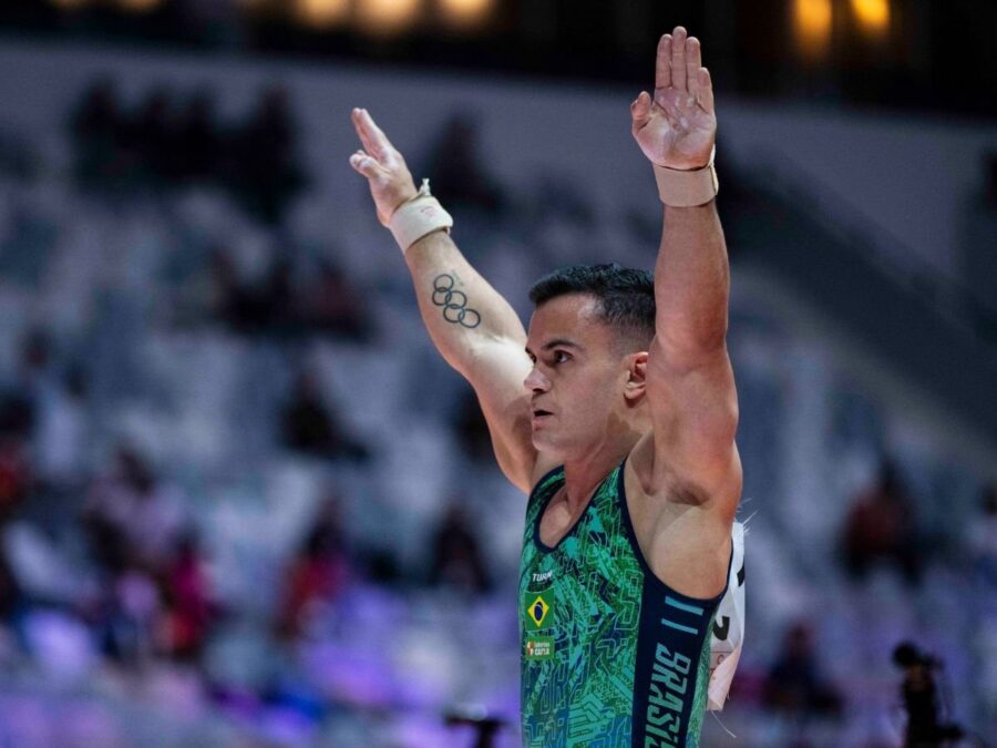 Caio Souza fica entre os dez melhores do mundial de ginástica na Indonésia
