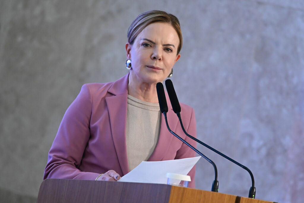 gleisi-se-manifesta-apos-processo-contra-eduardo-bolsonaro-ser-barrado