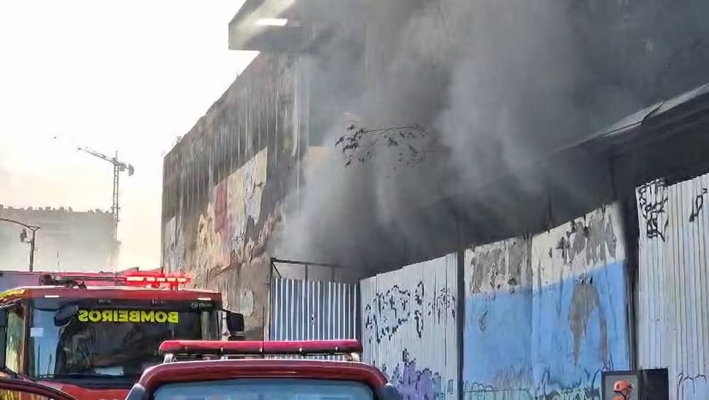 unidos-do-jacarezinho-lamenta-incendio-e-agradece-apoio-de-agremiacoes-apos-perda-no-barracao