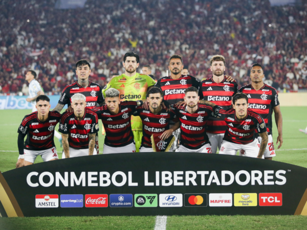 flamengo-marca-no-fim,-vence-racing-e-abre-vantagem-na-libertadores