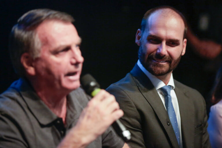blindagem-x-27-anos:-o-dia-de-contraste-do-cla-bolsonaro