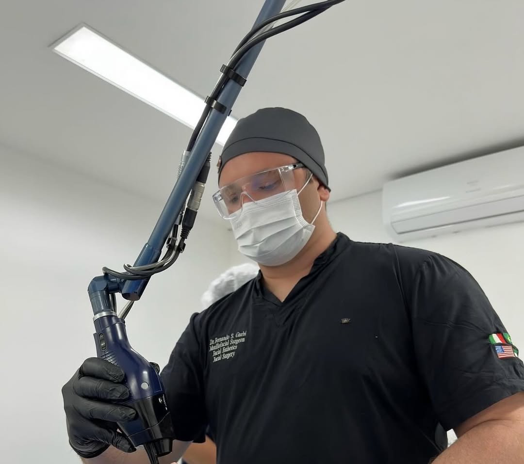 Suposta vítima denuncia dentista por estupro após morte de influenciador