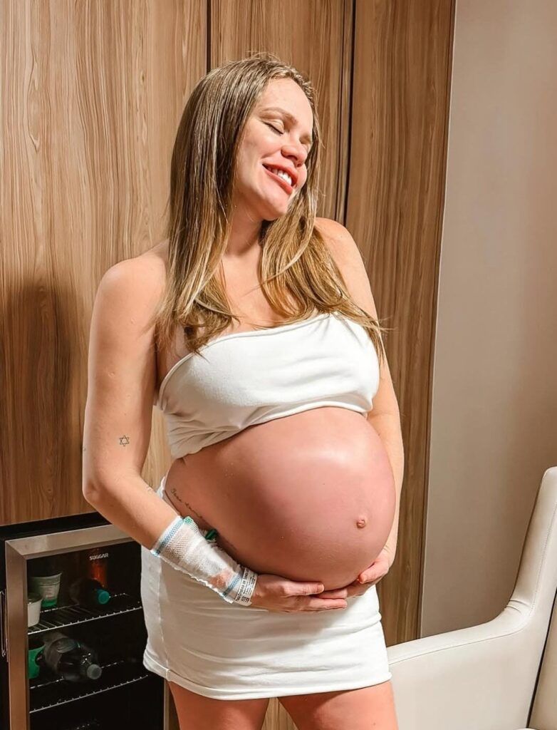 internada,-ex-bbb-paulinha-leite-anuncia-que-precisara-antecipar-o-parto-dos-gemeos