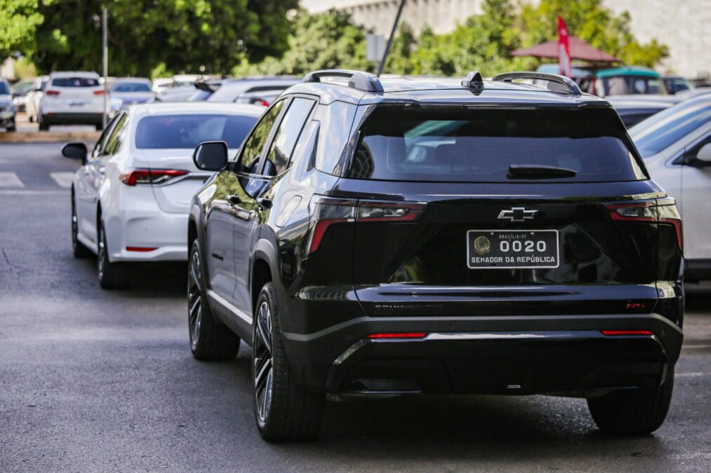 A justificativa do Senado para alugar 79 SUVs de luxo com teto solar