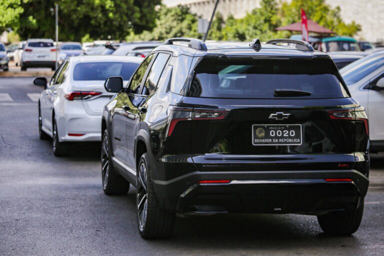 a-justificativa-do-senado-para-alugar-79-suvs-de-luxo-com-teto-solar