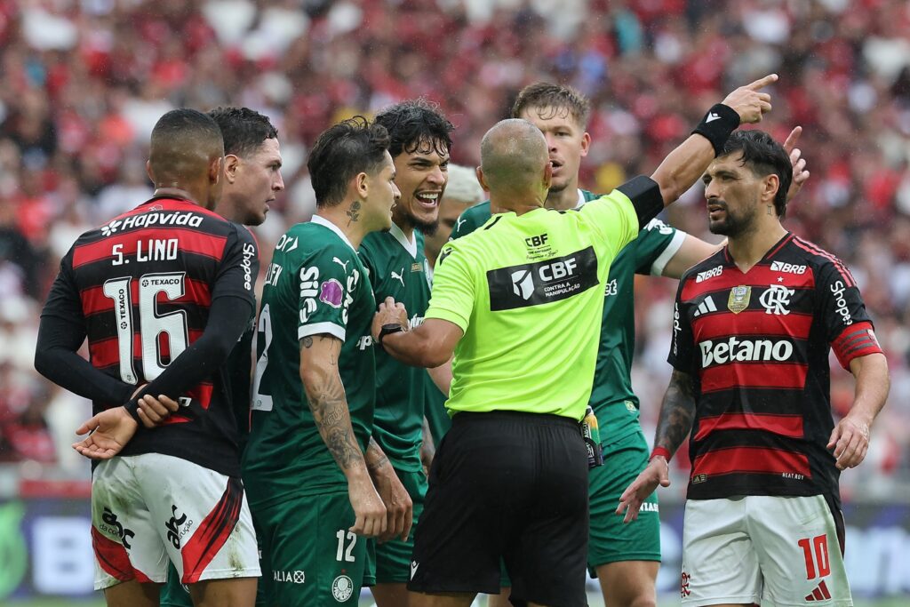 piquerez-e-gustavo-gomez,-do-palmeiras,-sao-denunciados-pelo-stjd