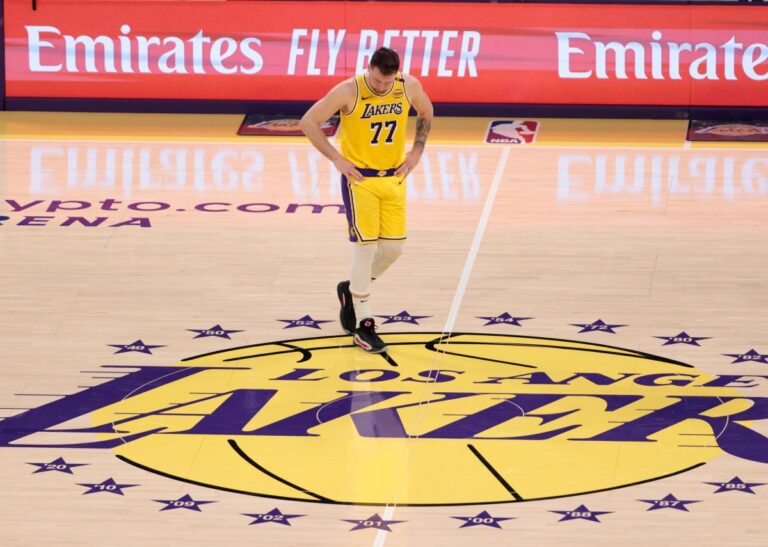 doncic-sente-dores-na-virilha-apos-marcar-43-pontos-na-estreia-da-nba