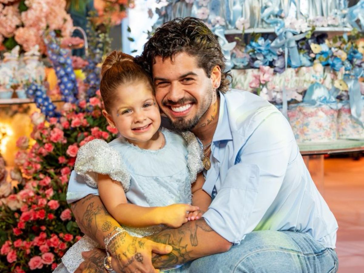 Família inteira reunida! Zé Felipe, Leonardo e Poliana comemoram três anos de Maria Flor