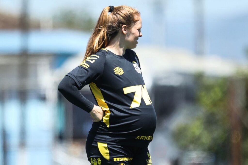 atacante-do-santos-treina-ate-o-8°-mes-de-gestacao-e-faz-historia