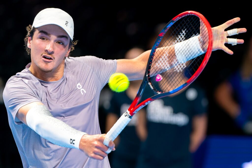 joao-fonseca-vai-a-semifinal-do-atp-da-basileia-apos-abandono-de-rival