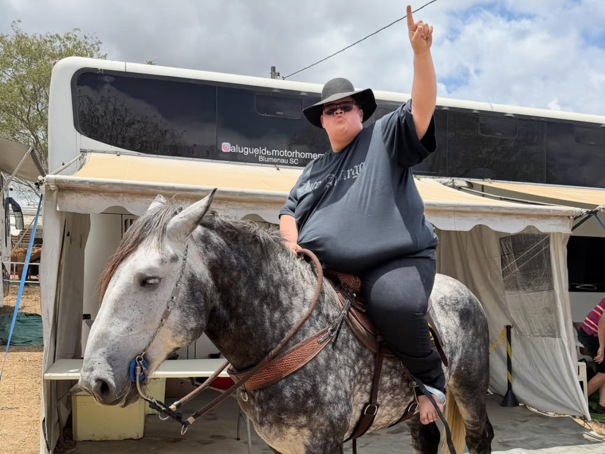 Gordão da XJ realiza sonho de andar de cavalo após emagrecer 115 kg