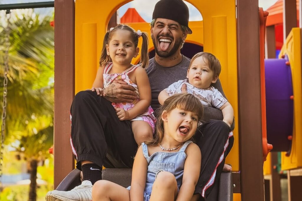 video:-ze-felipe-surge-dirigindo-com-filho-no-colo-e-causa-polemica