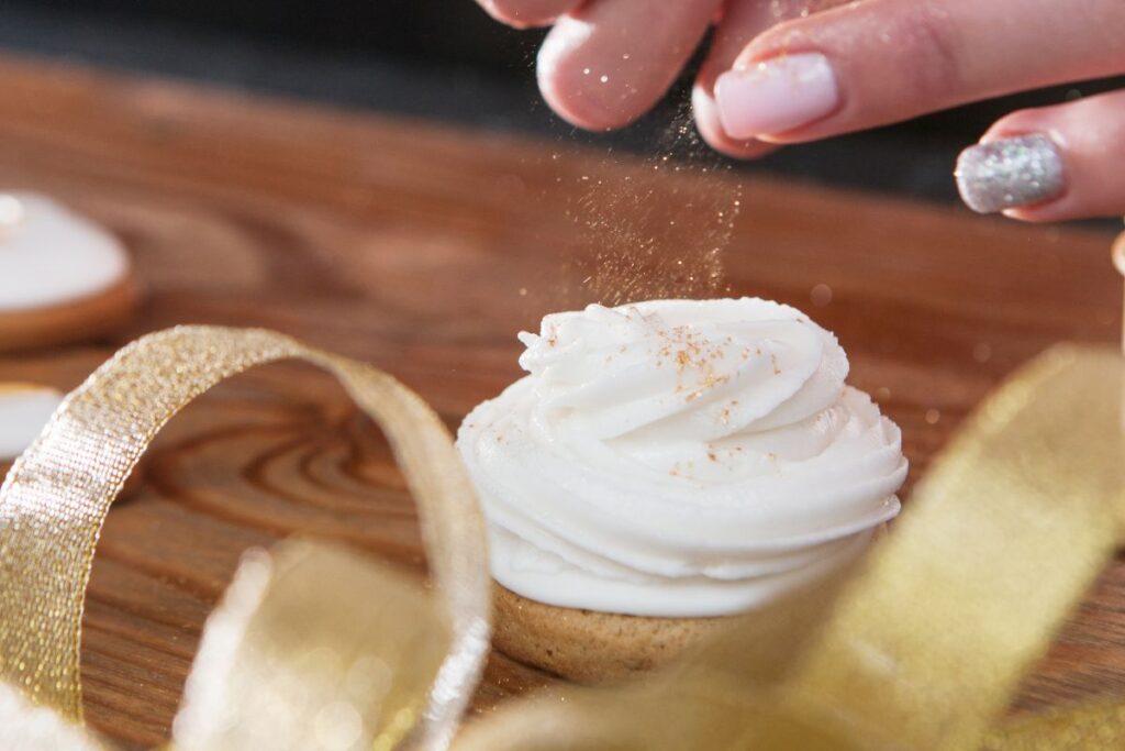 por-que-a-anvisa-proibiu-usar-glitter-para-decoracao-em-confeitaria