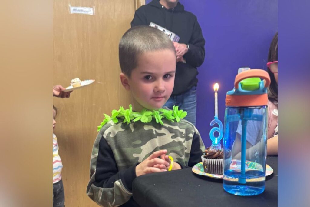 menino-recebe-surpresa-ao-participar-de-aniversario-de-amiga-da-escola