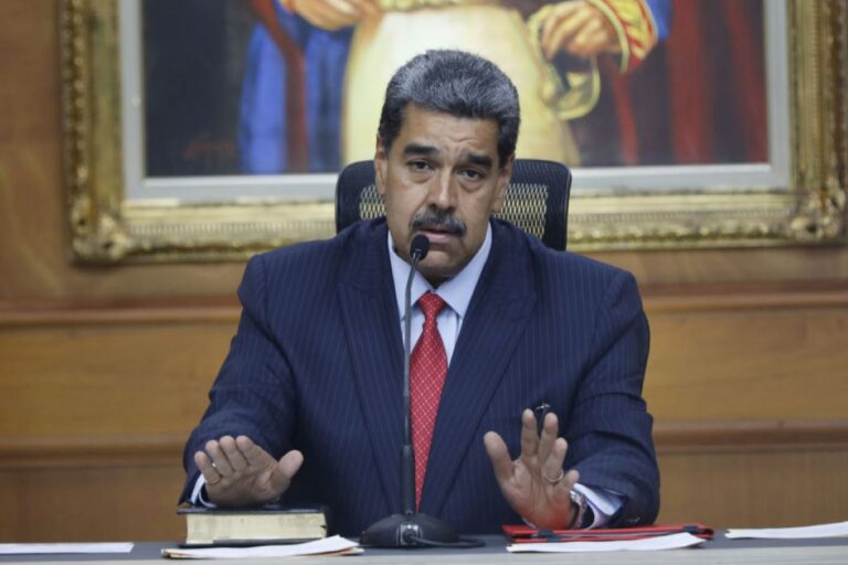 apos-envio-de-porta-avioes,-maduro-acusa-eua-de-“inventar-guerra”