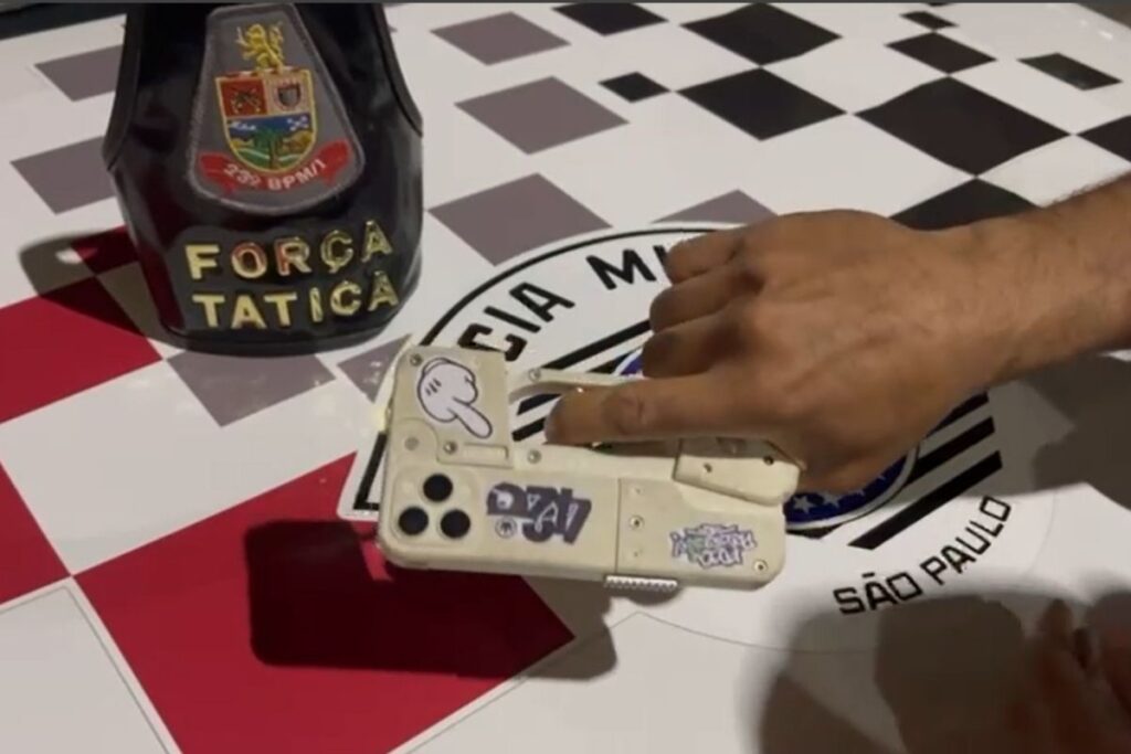 “iphone-calibre.380”:-homem-e-preso-com-arma-disfarcada-de-celular