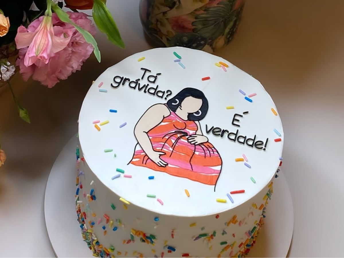 Chris Flores ganha bolo de aniversário inspirado na grávida de Taubaté