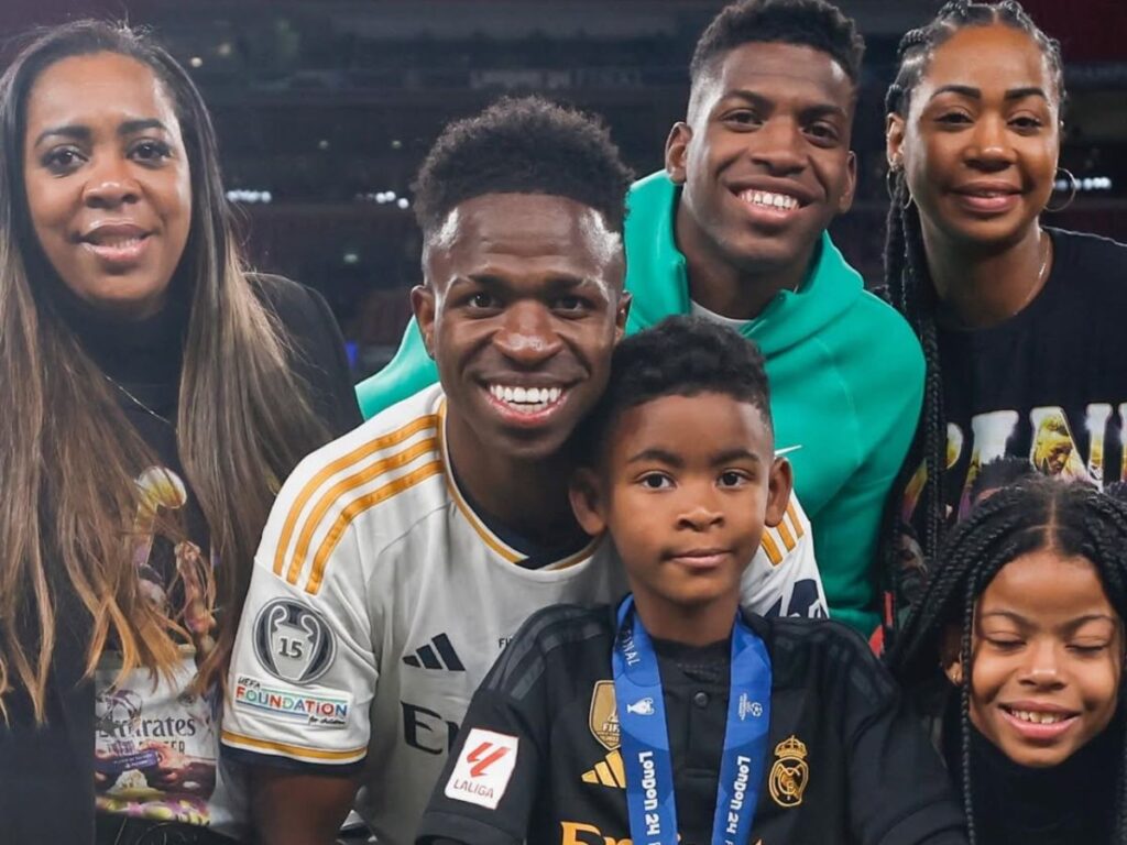 vini-jr.-e-familia-comemoram-aniversario-da-mae-com-declaracoes:-“te-amamos”