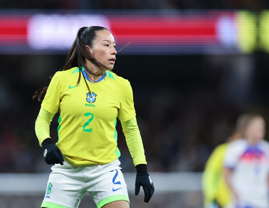 Seleção feminina suporta pressão após expulsão e vence Inglaterra fora de casa