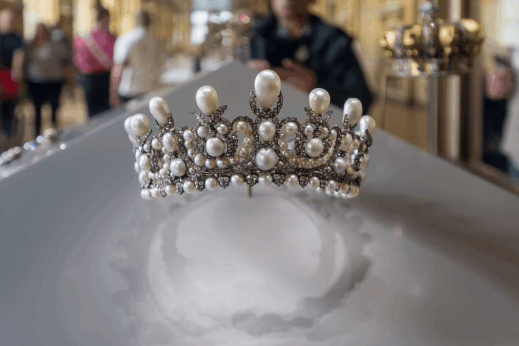 Após roubo no Louvre, joias são levadas ao Banco da França
