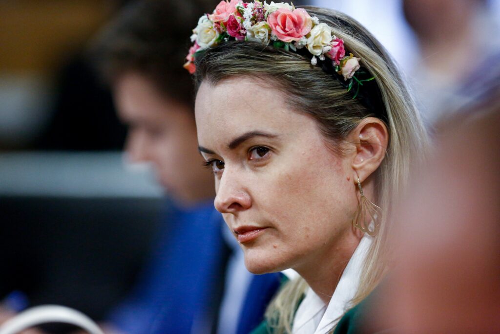 deputada-ve-comunismo-na-galinha-pintadinha-e-cria-versao-“armadinha”