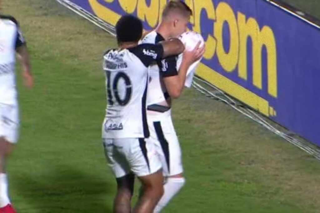 com-um-a-menos,-corinthians-faz-gol-no-final-e-triunfa-sobre-vitoria