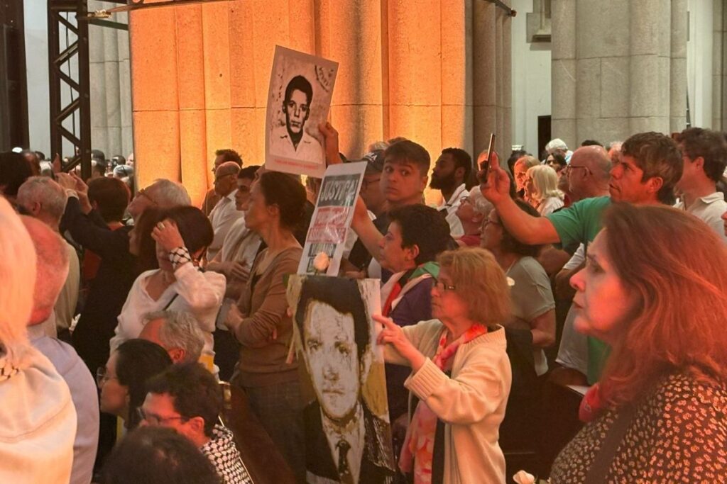 fieis-lotam-catedral-da-se-50-anos-apos-morte-de-herzog:-“sem-anistia”