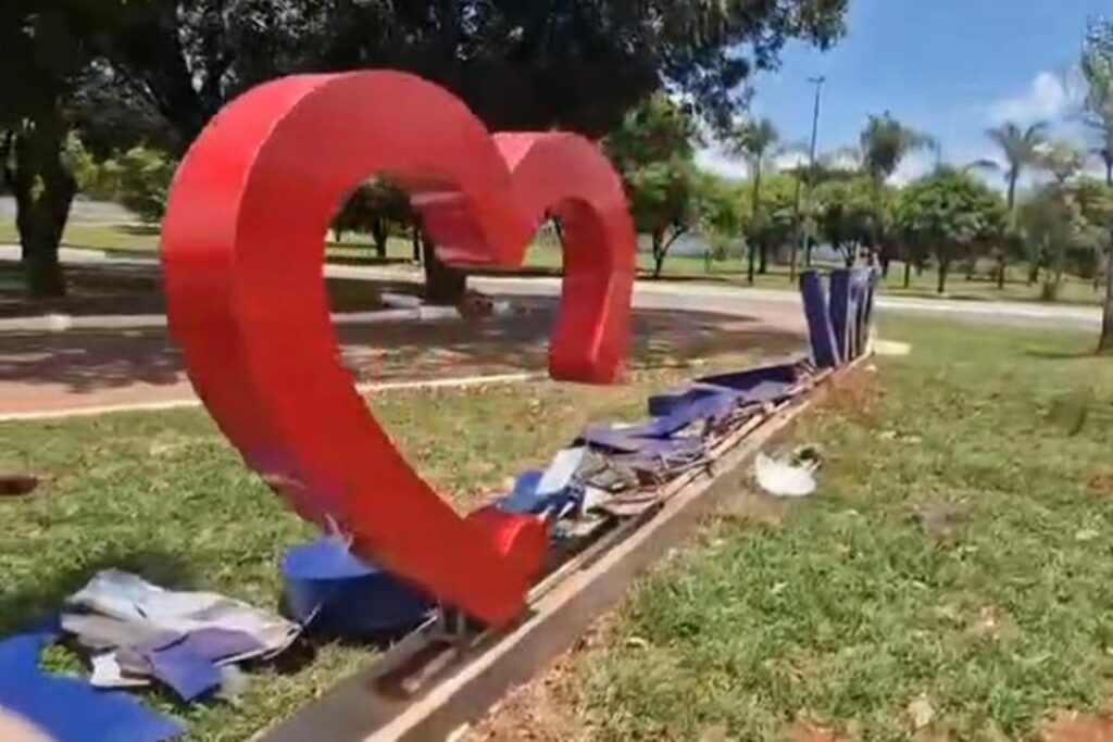 coracao-partido:-letreiro-de-boas-vindas-de-regiao-do-df-e-destruido