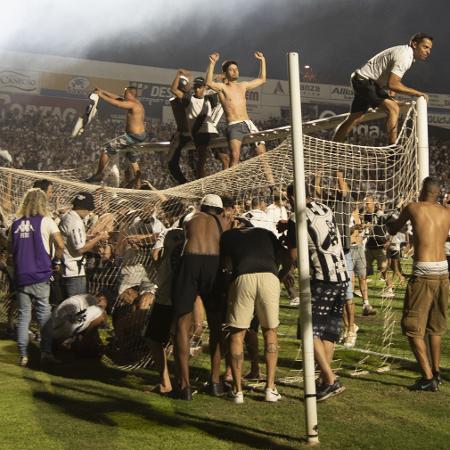 placa-de-substituicao-e-achada-com-torcedor-apos-invasao-no-titulo-da-serie-c-da-ponte-preta