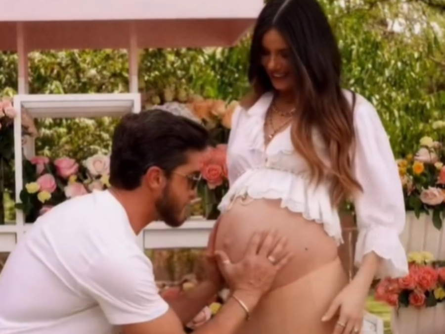 Camila Queiroz e Klebber Toledo encantam seguidores com vídeo do chá de bebê
