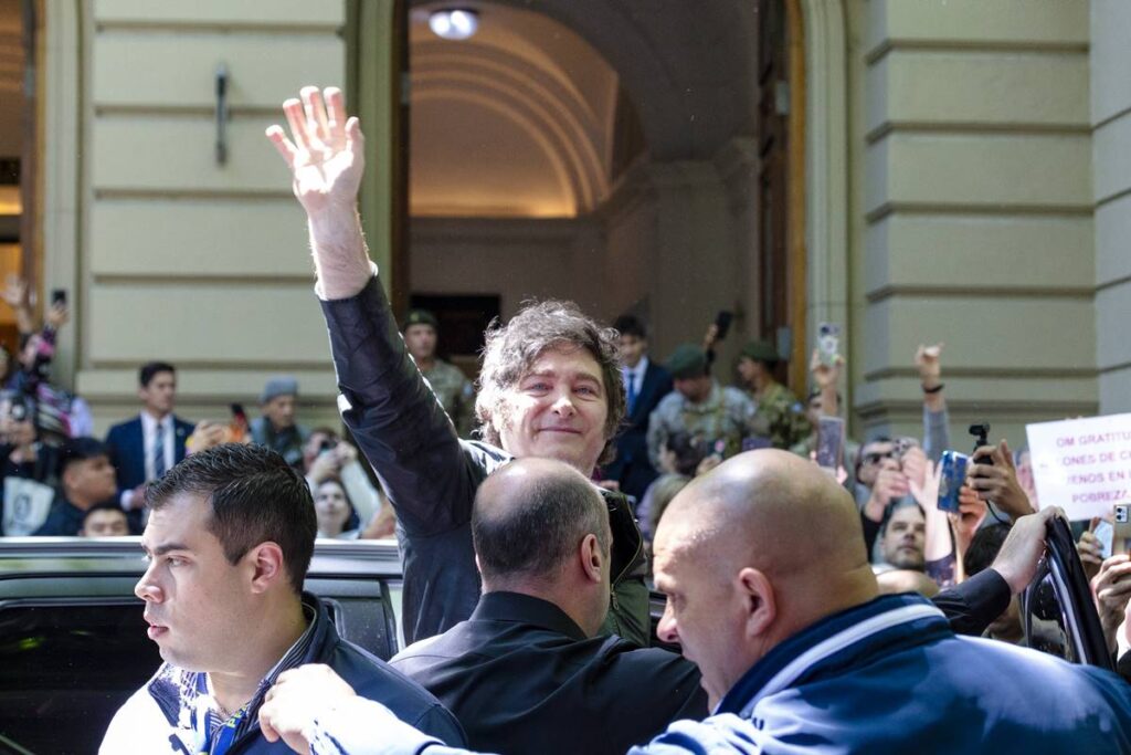 milei-tem-vitoria-nas-urnas-na-argentina-e-amplia-bancada-legislativa