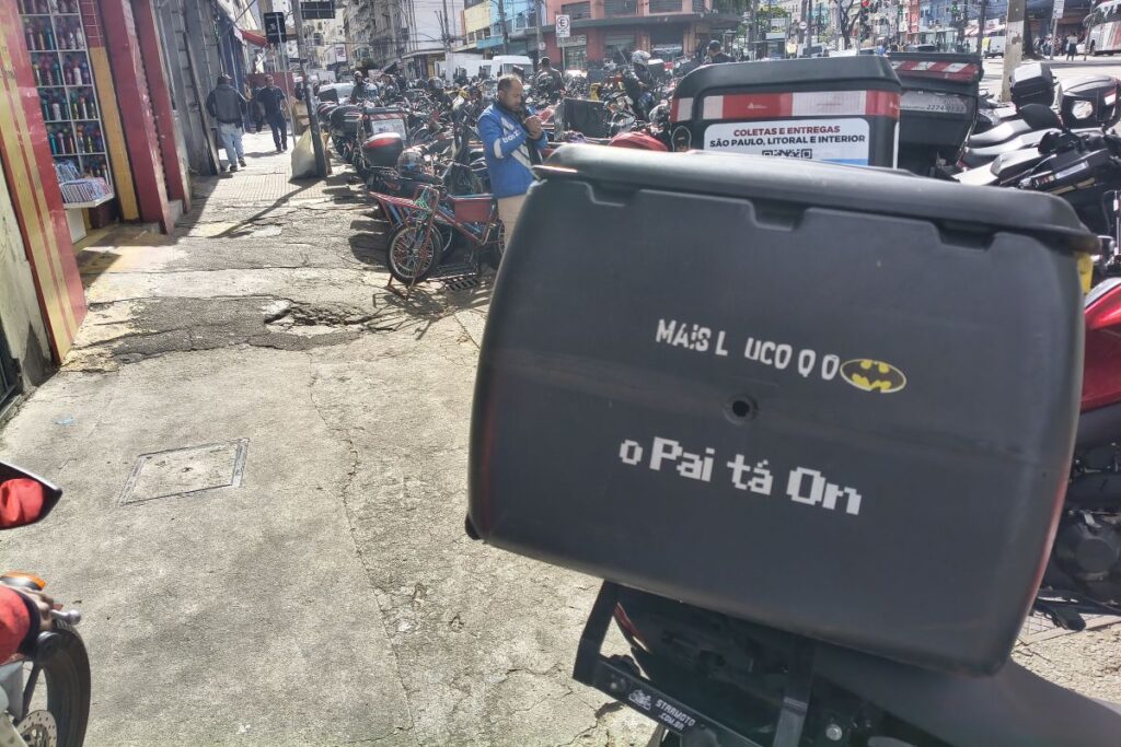 motoboys-da-25-pagam-r$-30-a-pm-por-escolta-de-encomenda-ate-a-moto