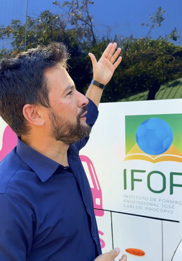 onibus-escola-leva-cursos-gratuitos-de-tecnologia-e-capacitacao-a-mulheres-da-zona-oeste-do-rio