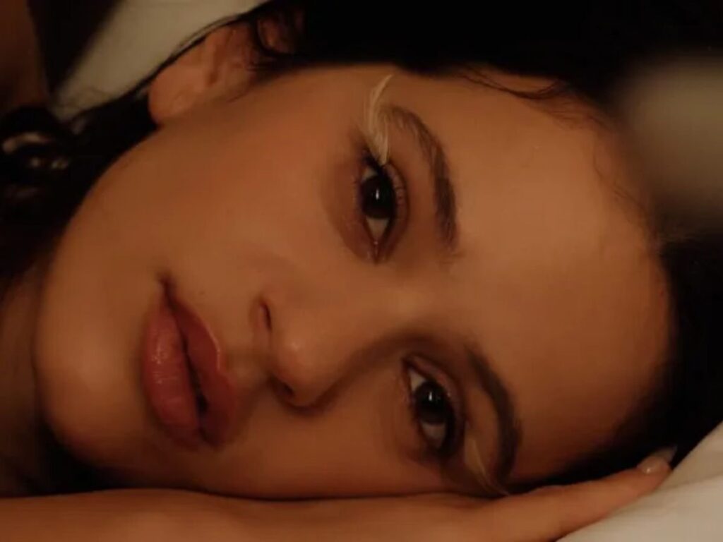 com-clipe-cinematografico,-rosalia-se-junta-a-bjork-e-yves-tumour-em-“berghain”