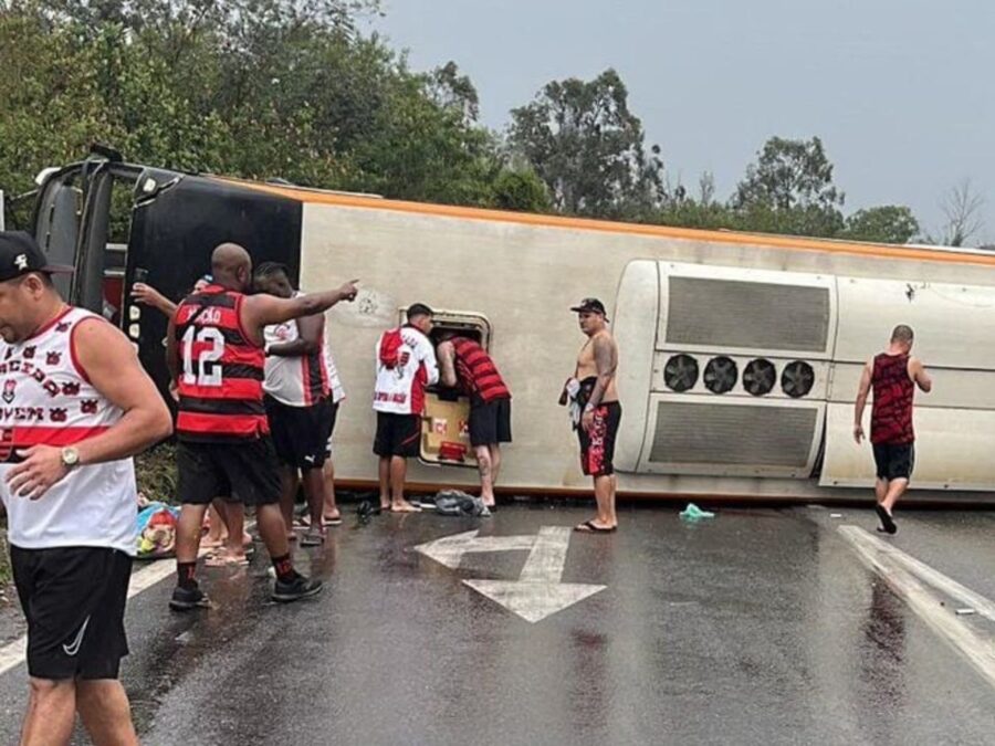 Ônibus com torcedores do Flamengo sofre acidente a caminho da Argentina