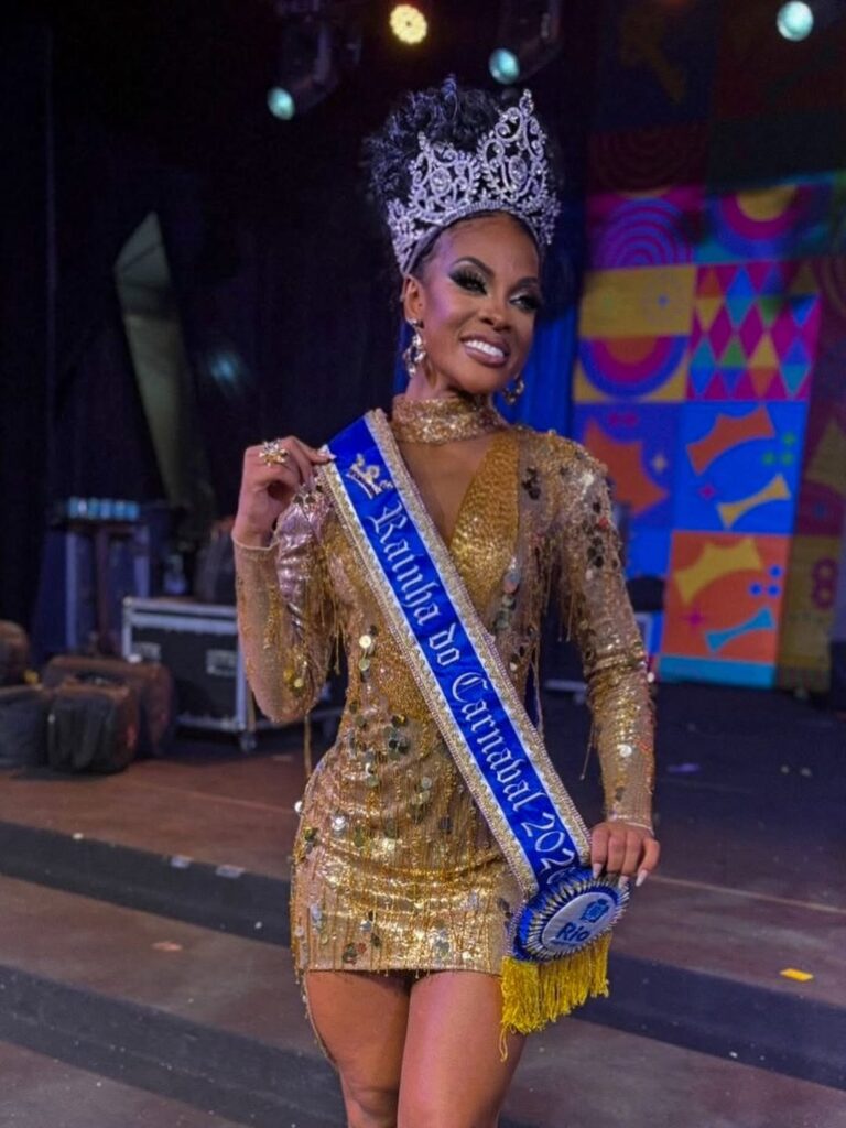 apos-expulsao-da-portela,-caroline-xavier-da-a-volta-por-cima-e-e-coroada-rainha-do-carnaval-2026