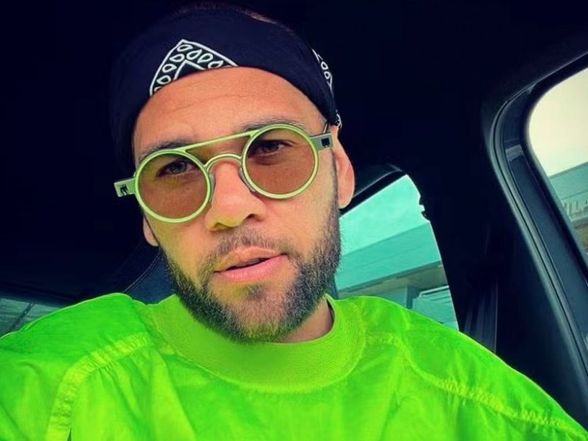 Daniel Alves prega em igreja evangélica após ser absolvido em caso de estupro na Espanha
