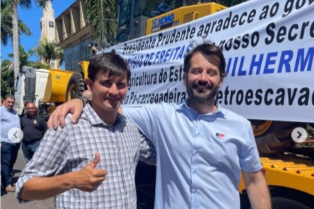 tratores-entregues-por-sp-ganham-faixas-com-nome-de-secretario-do-agro