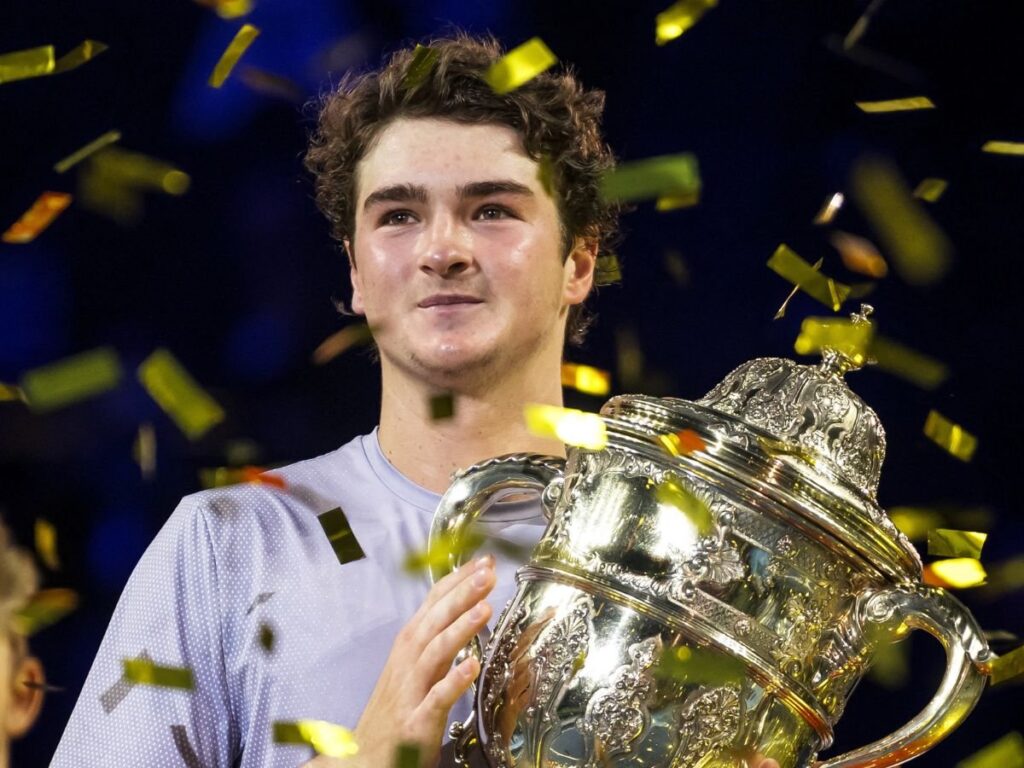 apos-titulo-na-suica,-joao-fonseca-estreia-com-vitoria-no-masters-1000-de-paris