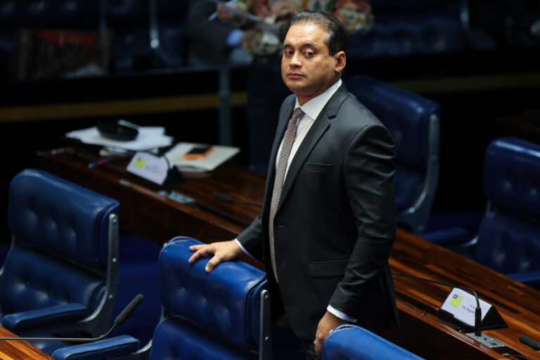 inss:-senador-rebate-relator-da-cpmi-que-quer-chama-lo-para-depor