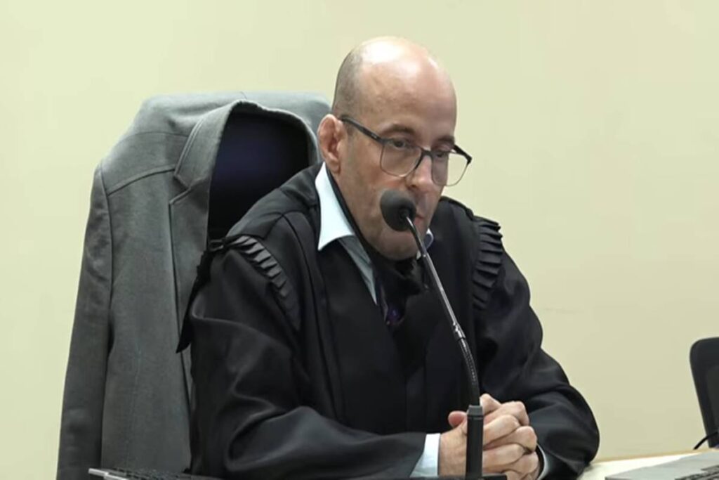 juiz-diz-que-defesa-falou-“por-apenas-40-minutos”-e-dissolve-juri