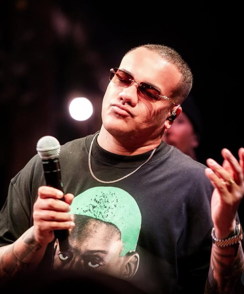 ex-vocalista-do-disfarce-anuncia-pausa-carreira-para-tratar-polipos-nas-cordas-vocais