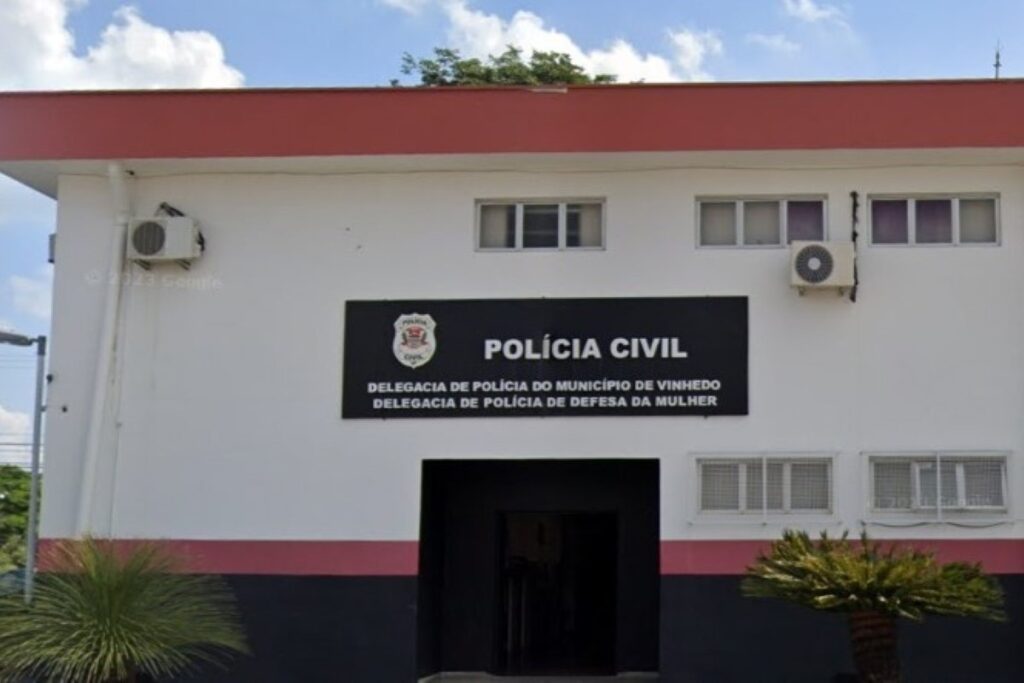 falsos-policiais-federais:-grupo-usa-“falso-mandado”,-invade-casa-de-cac-e-rouba-27-armas