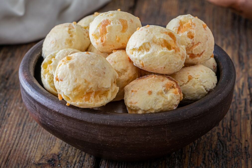 Aprenda a fazer pão de queijo com 3 ingredientes, sem ovo, em 30 min