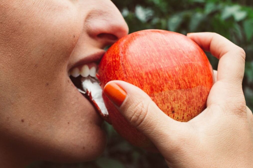 Veja alimentos e hábitos que ajudam a evitar o mau hálito