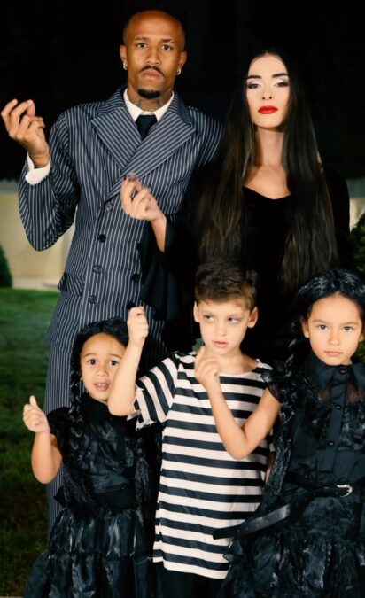 Tainá e Éder Militão se transformam na “Família Addams” para festa de Virginia e Vini Jr.
