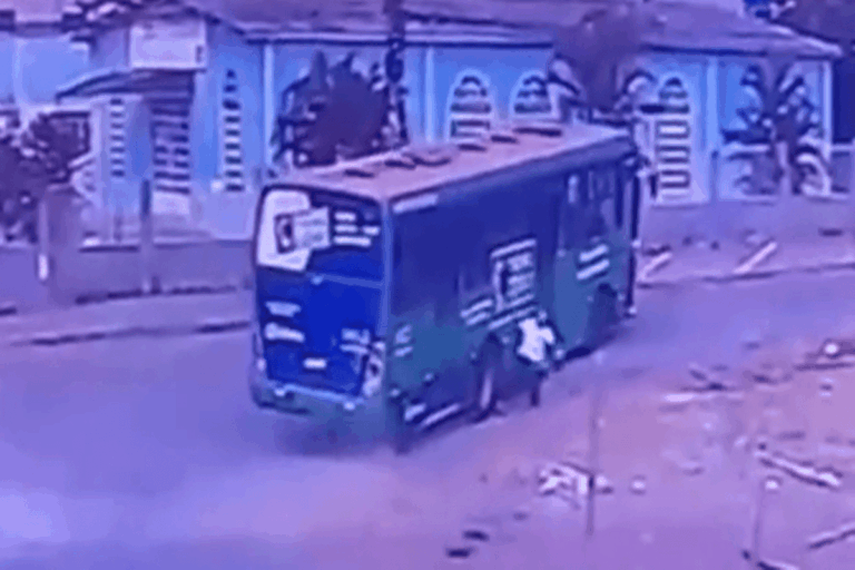 homem-e-atropelado-por-onibus-ao-atravessar-a-rua,-em-luziania