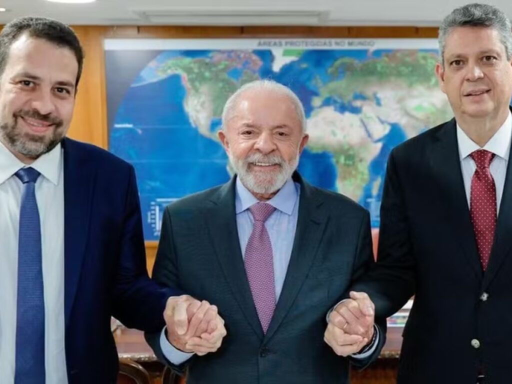 boulos-toma-posse-e-pede-minuto-de-silencio-por-vitimas-de-operacao-no-rj