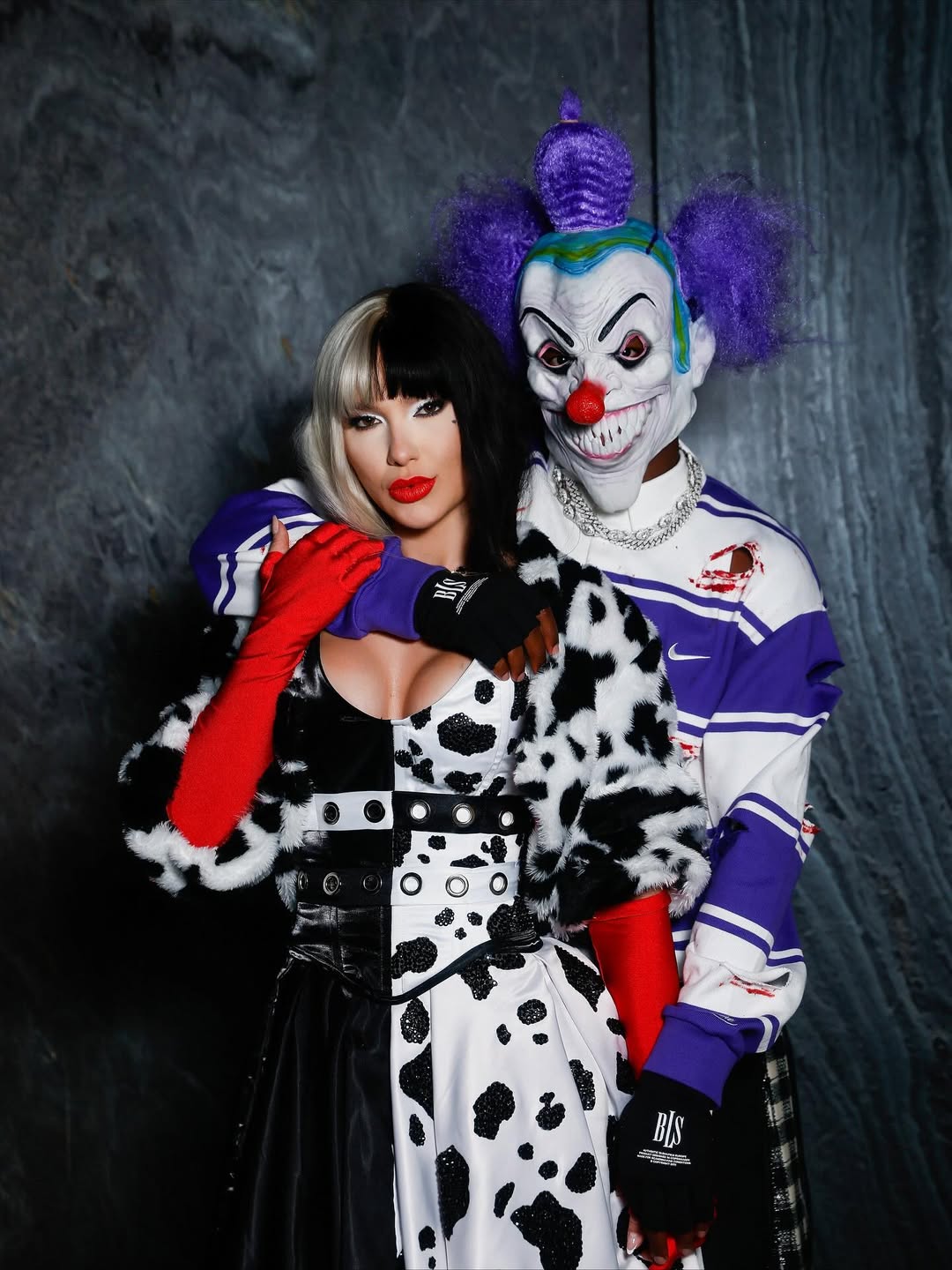 Casalzão! Vini Jr. e Virginia posam juntos em festa de Halloween na mansão do jogador